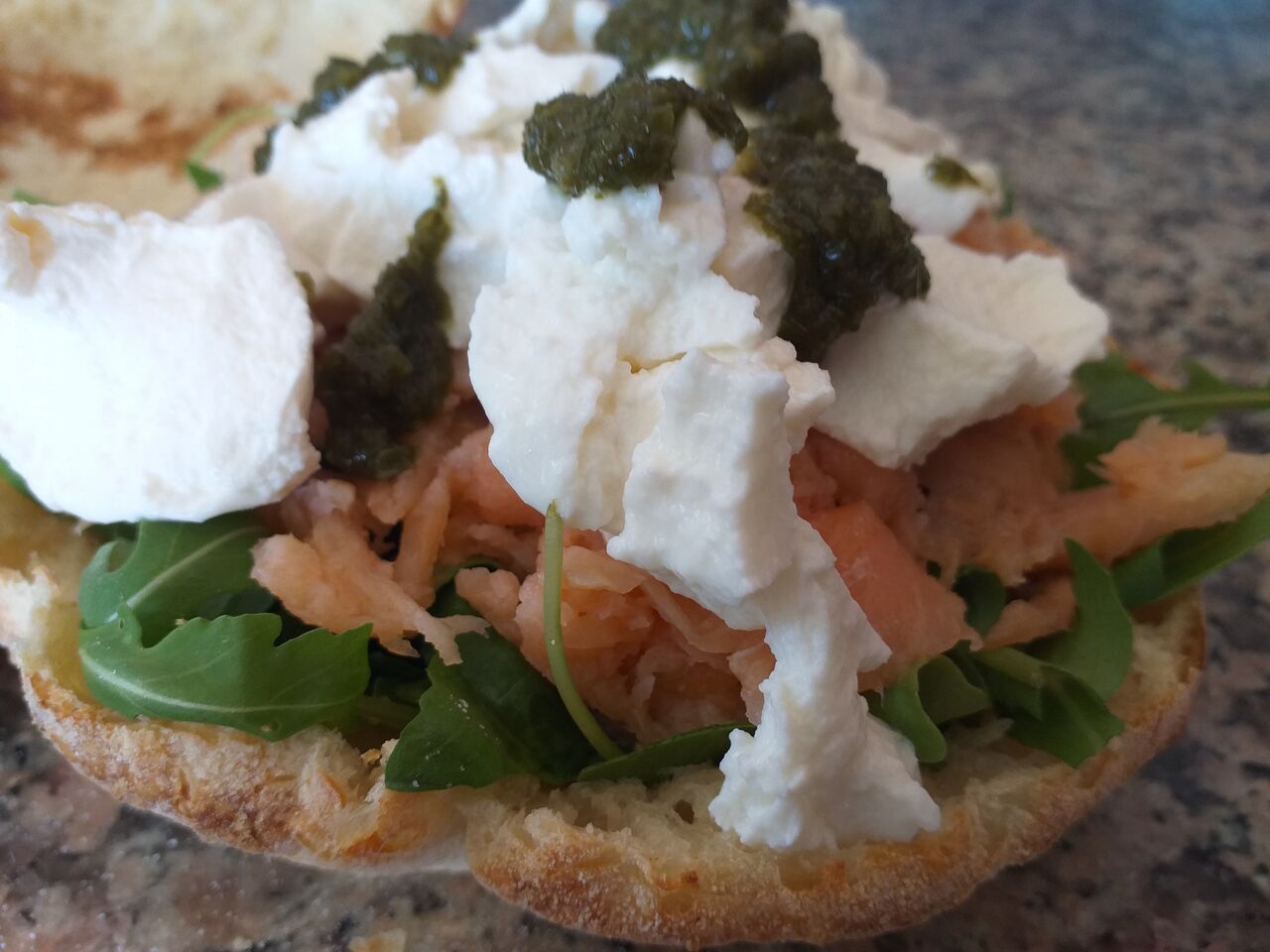 Notre 'Siciliano' :
Roquette, saumon fumé, ricotta, crème de ciboulette, huil extra vierge d'olive 