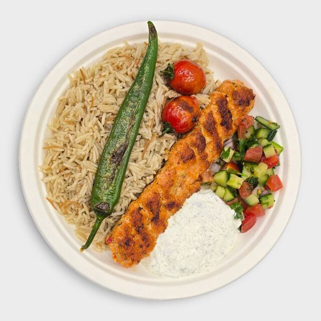 Orez basmati, kebab de piept de pui, roșii, ardei iute la grătar, salată de castraveți și roșii,