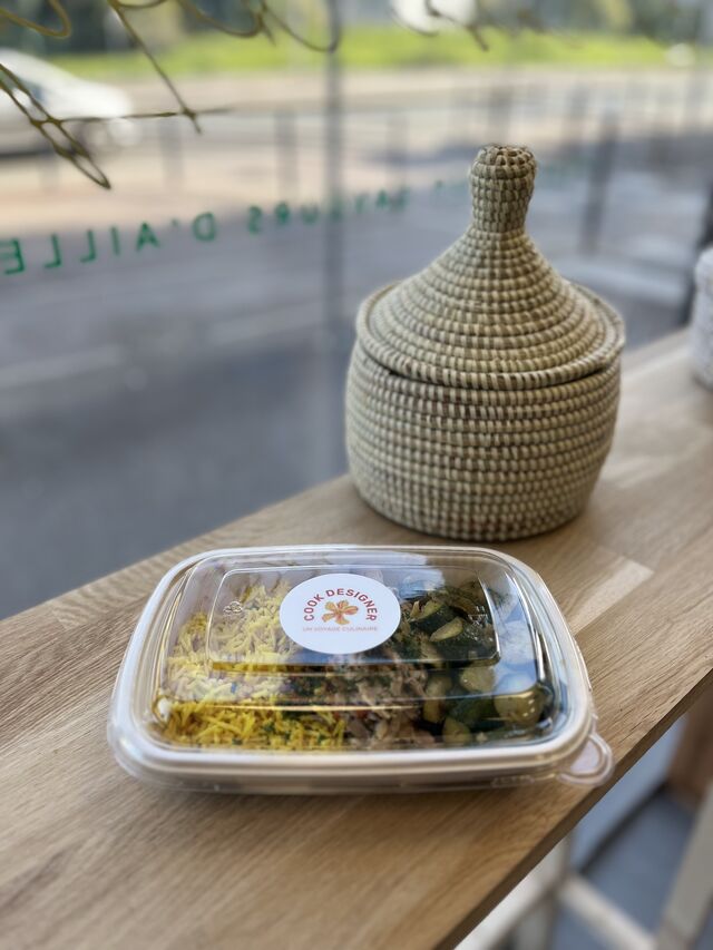 Effiloché de poulet mariné, riz safrané, poêlé de courgettes 