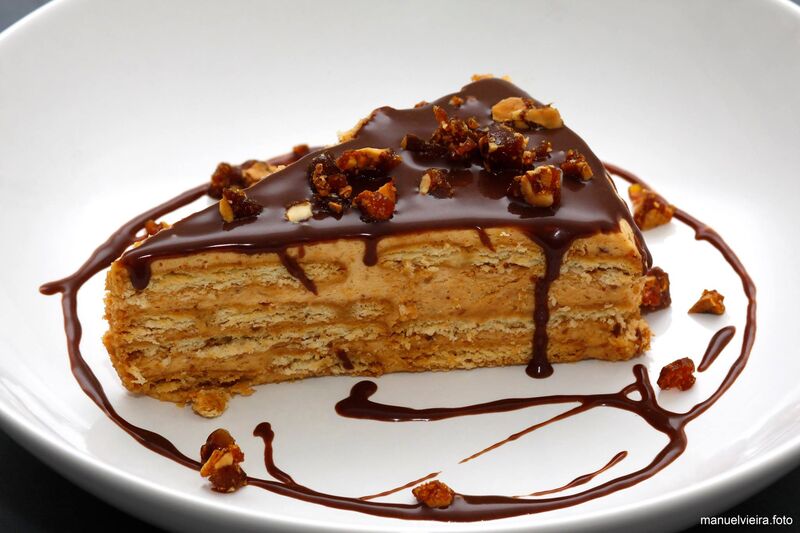 Bolo de Bolacha com Manteiga de Amendoim e Praliné de Amendoim.