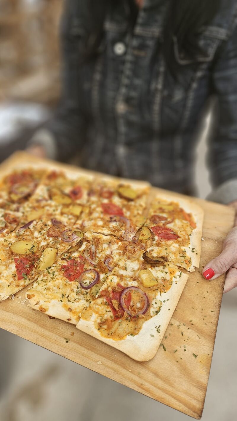 Chrupiące podpłomyki z różnymi dodatkami. Nasz winny klasyk.