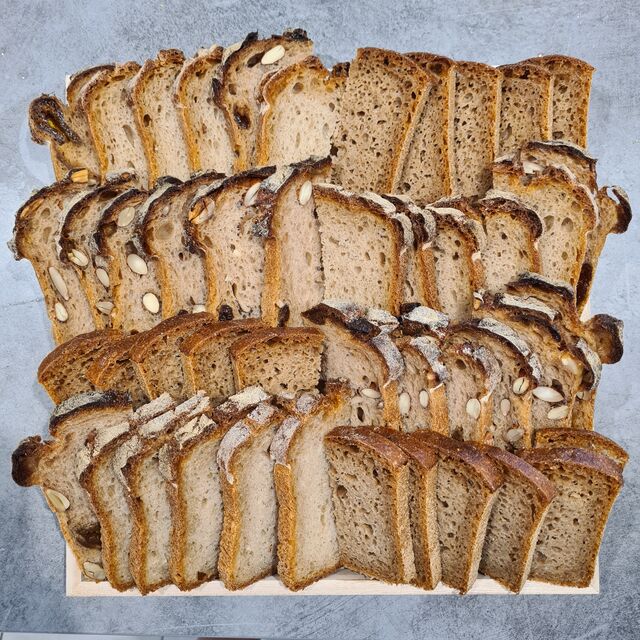 Assortiment de pain bio en accompagnement des plateaux de charcuteries et fromage