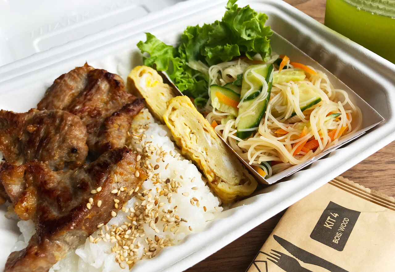 Obento avec le porc misoyaki, l'omelette japonaise et la salade au vermicelle