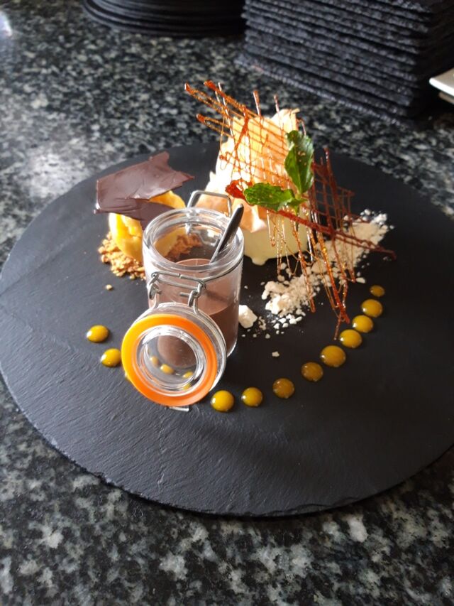 dessert blanc mangé fruits exotiques , jus de chocolat