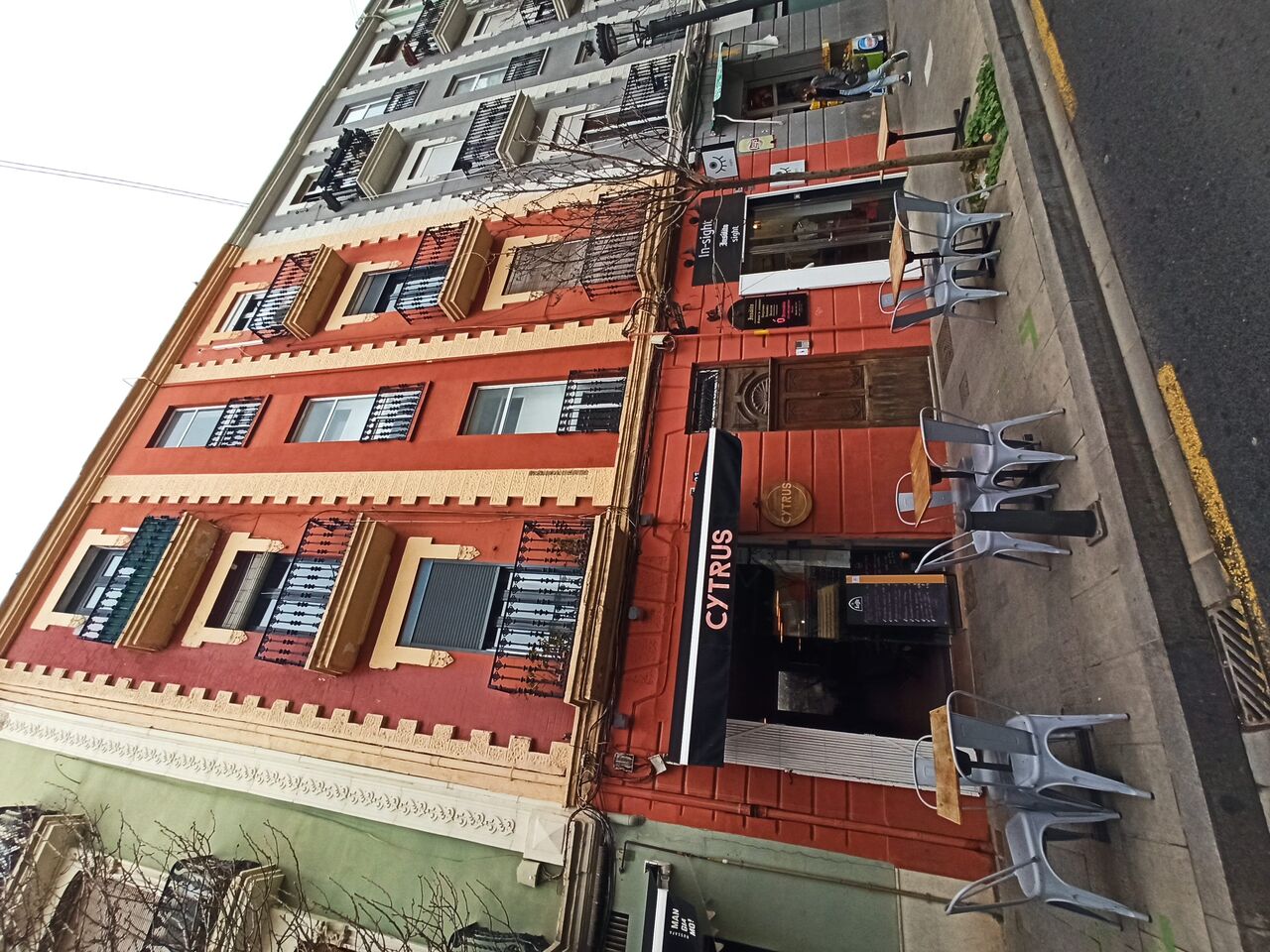 Fachada y terraza de Cytrus