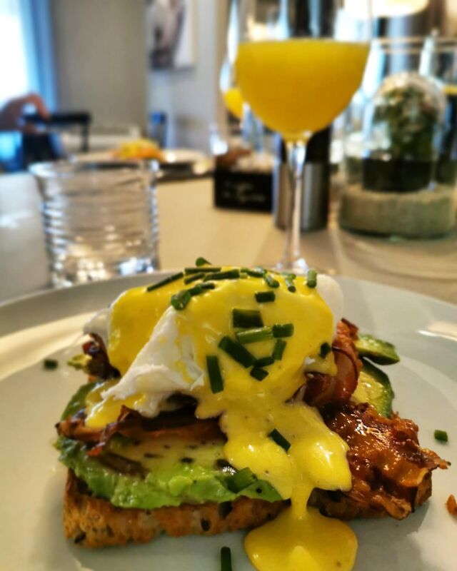 DOMENICA è BRUNCH....AMERICAN SANDWICH CON BACON CROCCANTE,AVOCADO E UOVA ALLA BENEDICT.....