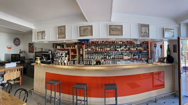 Lors de votre passage au bar-cantine gourmande, n'hésitez pas à visiter l'exposition à l'intérieur.
