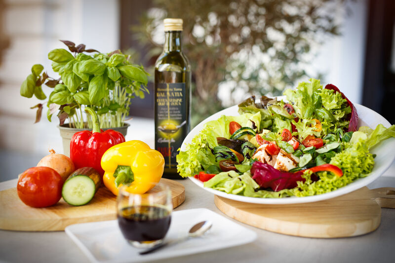 Frische Salate in verschiedenen Variationen bieten eine Auswahl für jeden Geschmack