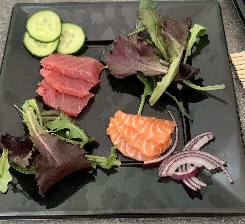 Sashimi par 6 pièces saumon 7.50€ ou thon8.50€ 