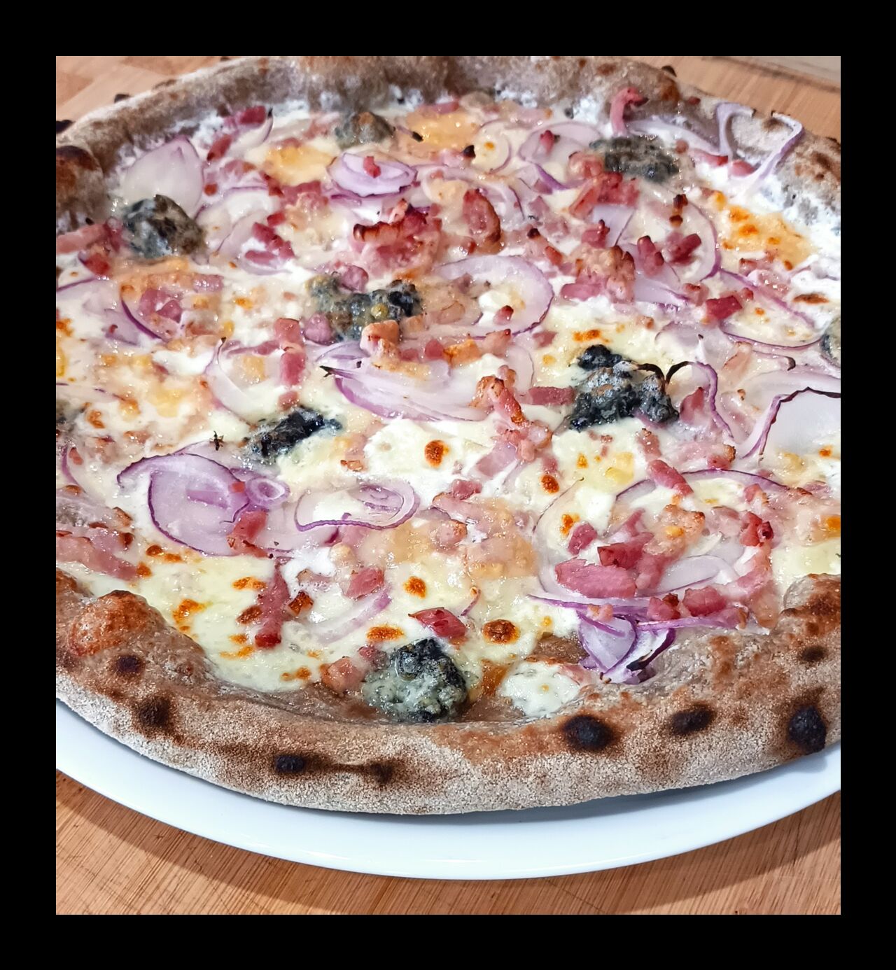 Pizza Verone - base crème, mozza FDL, oignons rouges, gorgonzola, lardons fumés, parmesan