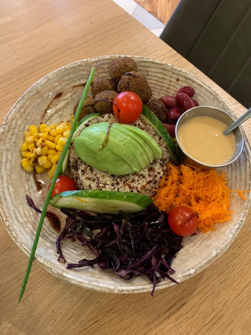 Falafel poke bowl, crudités de saison et quinoa bio