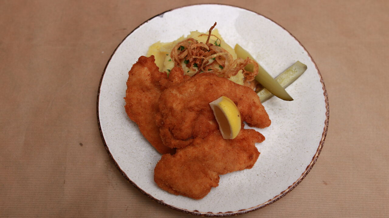 Kuřecí řízek se štouchaným bramborem