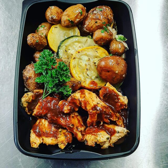 Émincé de dinde et ses pomme de terre persillé et courgettes rôti 