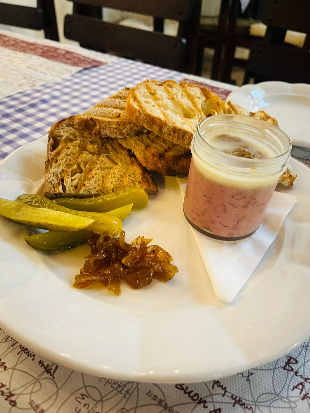 Domácí paštička s pečeným vepřovým masem a cibulovou marmeládou