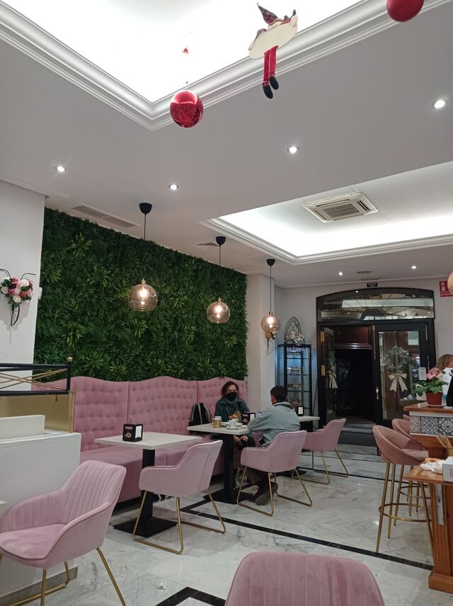 Ambiente único en el centro de Sevilla. Calle Méndez Núñez 7.