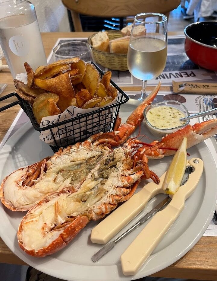 LE HOMARD BLEU BRETON ET SES POMMES DE TERRE CHIPS MAISON 