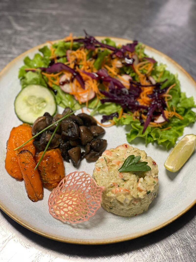 Tartare de cabillaud/crevettes accompagné de carotte rôtie et poêlée de champignon à la persillade et salade composée