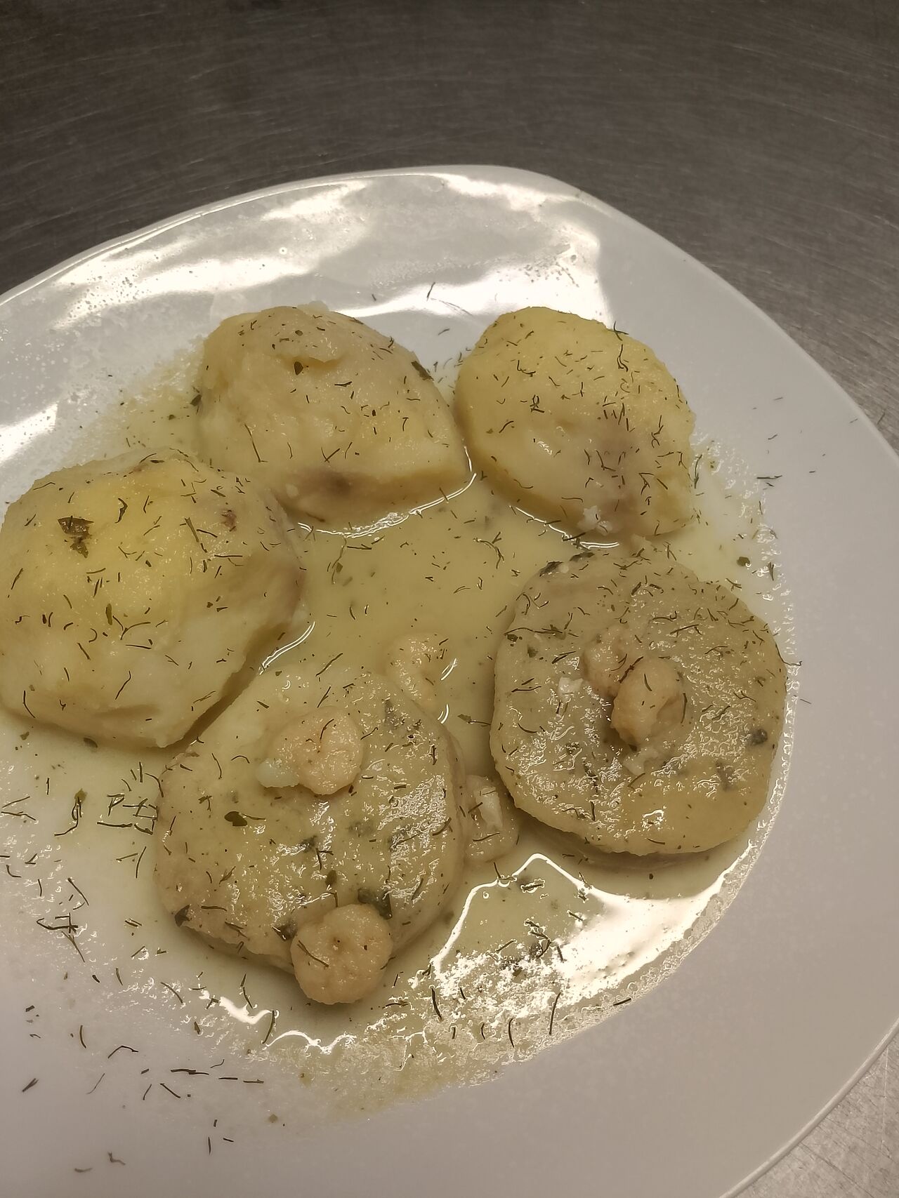 Merluza en salsa verde con gambas y papas guisadas 