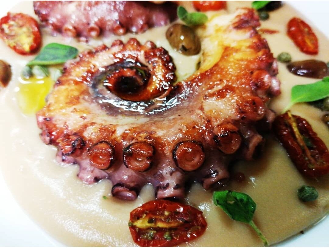 Polpo alla piastra su polentina di ceci