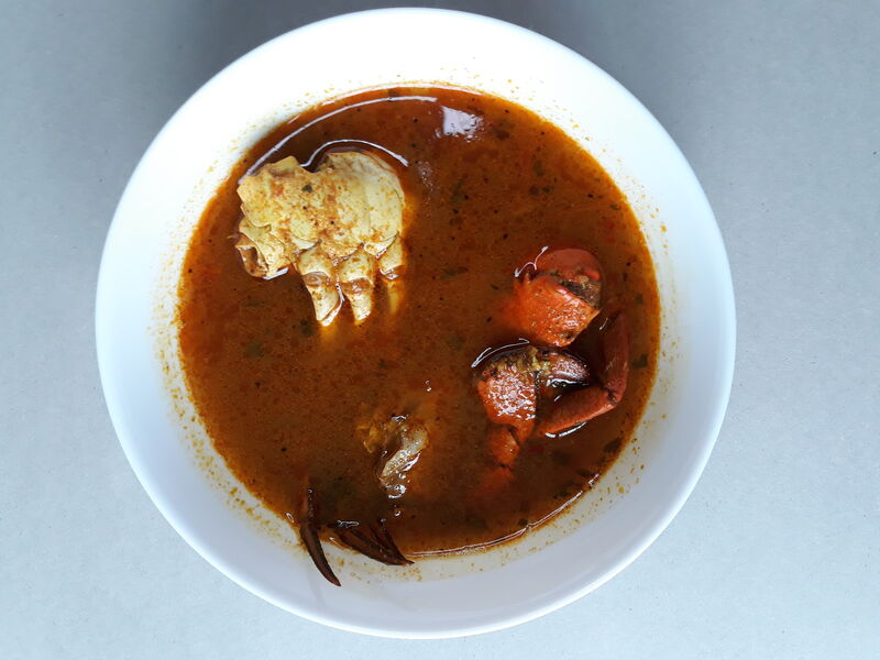 Bouillon crabes aux épices et herbes fines