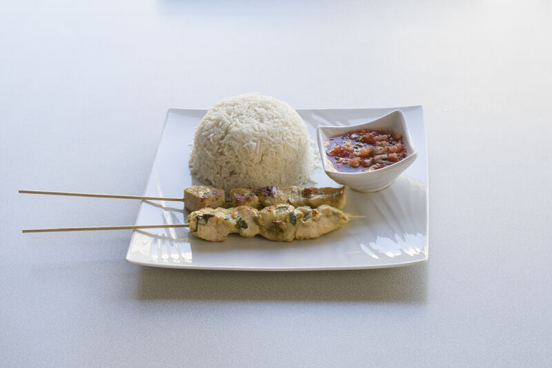 Riz au coco
Brochette de poulet
Rougaille 8.50€