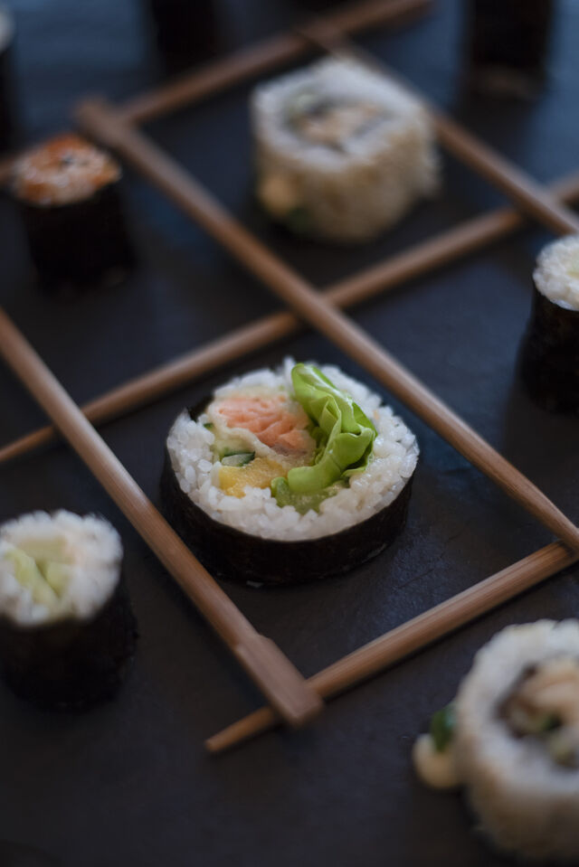 Futomaki z łososiem pieczonym