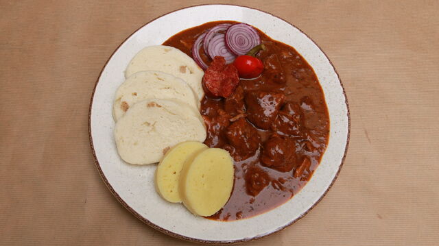 Vepřový guláš s knedlíkami