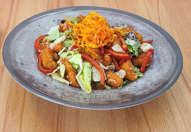 Bunter Salat mit Chicken-Nuggets