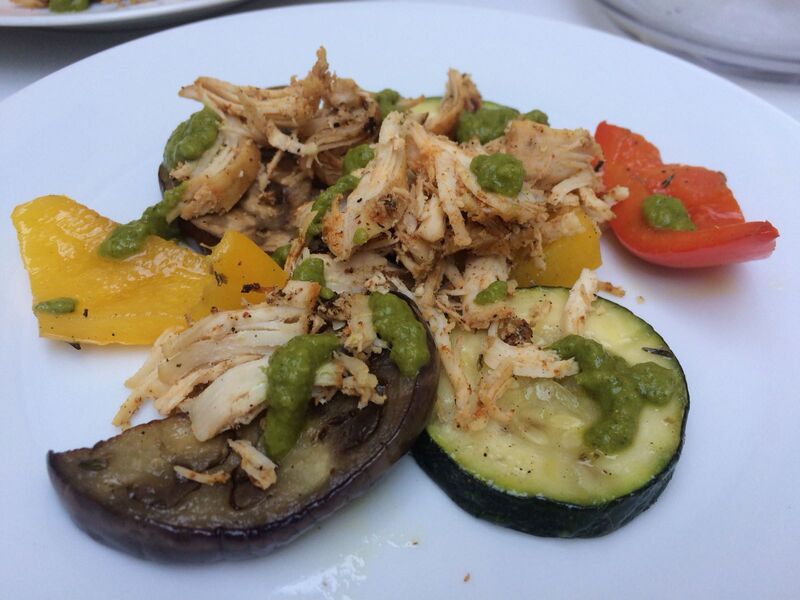 Hapje gegrilde groenten met gegrilde kip en salsa verde