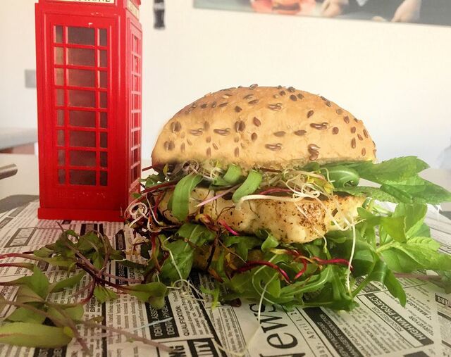 Burger wegetariański z grillowanym serem halloumi lub camembertem