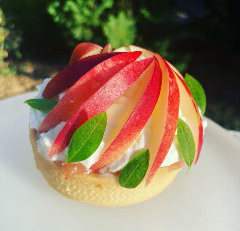 Tartelette pêche, chantilly coco, confit de pêche verveine