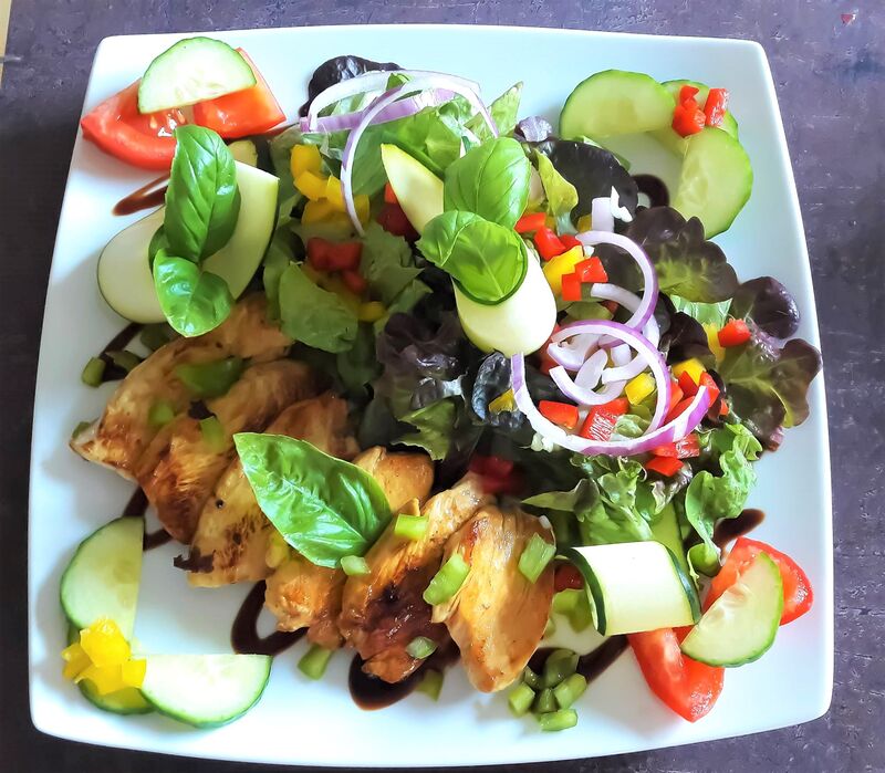 Un jardin de couleurs pour cette salade accompagnée d'émincés de poulet tendre au miel .