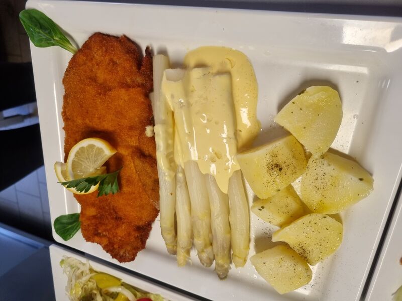 Spargel mit Schnitzel,Salzkartoffeln und Sauce Hollandaise