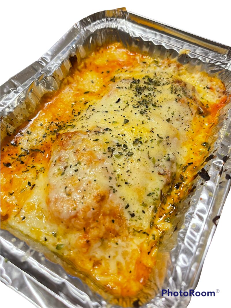 Lasagna recién hecha, lista para enviar a su domicilio 