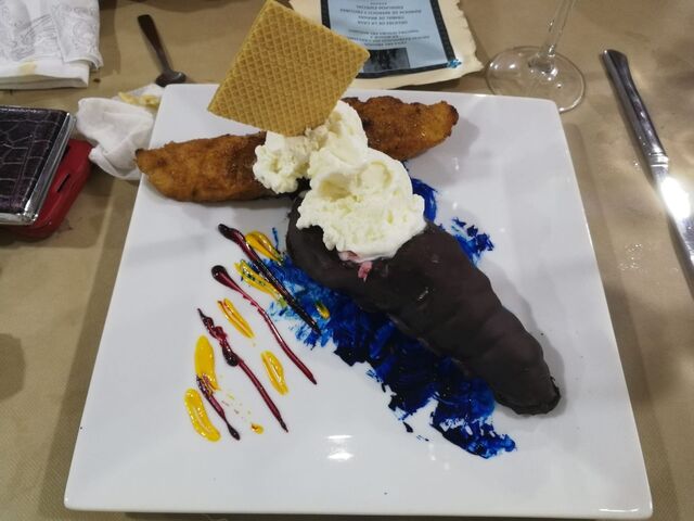 Personalizamos tus platos. El escudo del Canyamelar para la cena del Pregón de las Fiestas en honor a la Virgen del Rosario.