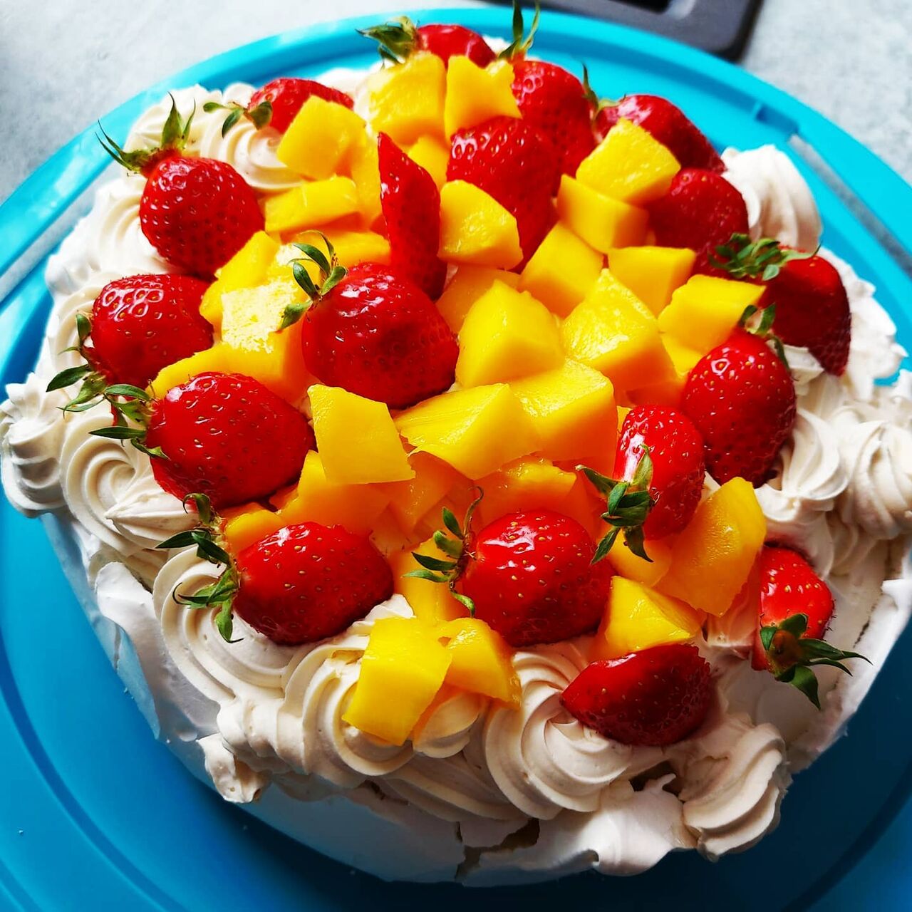 Pavlova aux fraises et mangues