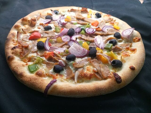 LA KEBAB: Mozzarella, viande kebab, oignons, poivrons, sauce blanche 13.50€
