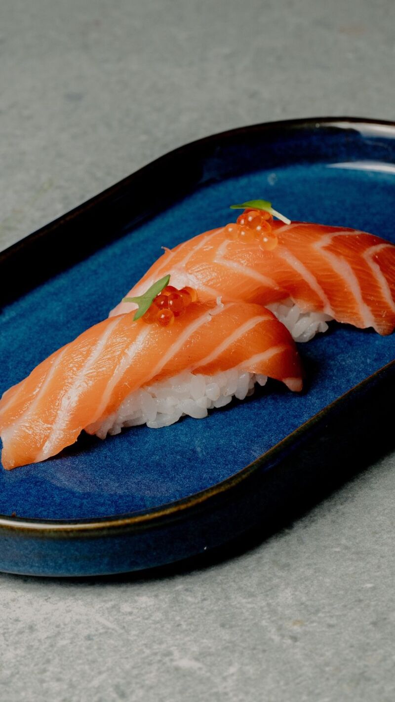 SALMÓN FRESCO Y HUEVAS DE TRUCHA