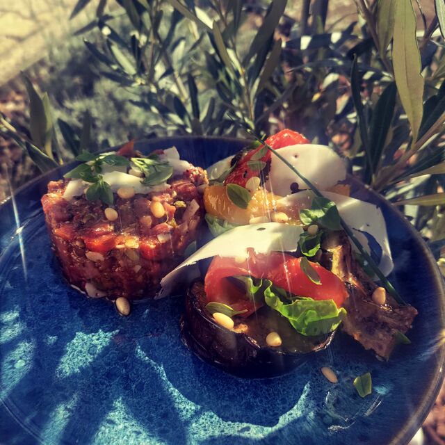 Tartare de boeuf à l'italienne : pesto rosso, parmesan, échalotes et cornichons
Sucrine et antipasti du jardin