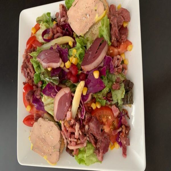 Salade Sud ouest au magret et foie gras de canard