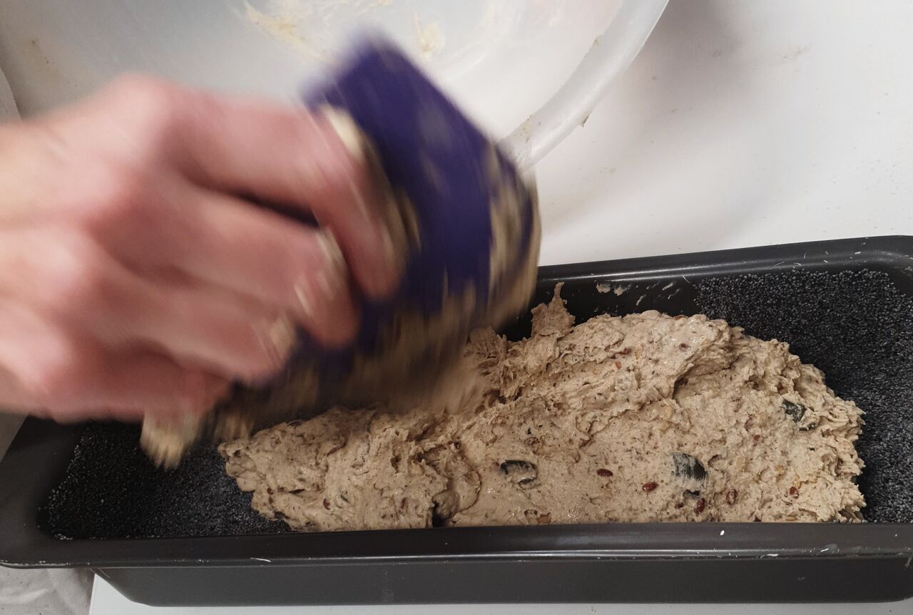 Mise en moule du pain aux farines sans gluten