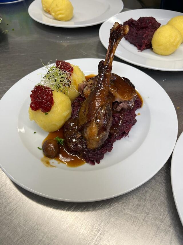 Gänsekeule mit Rotkohl & Klößen