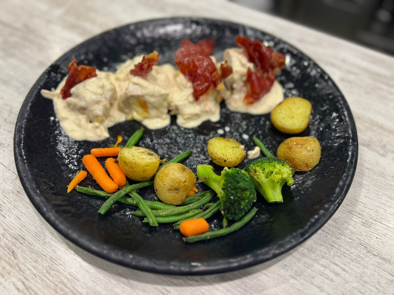 Filete de pollo relleno de queso de cabra,dátiles y salsa de almendras