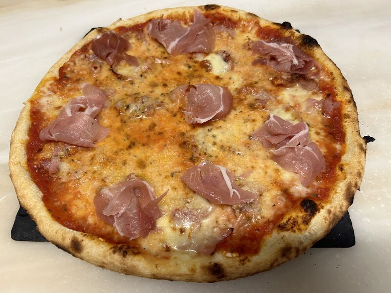 Sauce tomate, jambon sec, parmesan, mozzarella, origan 13,90€