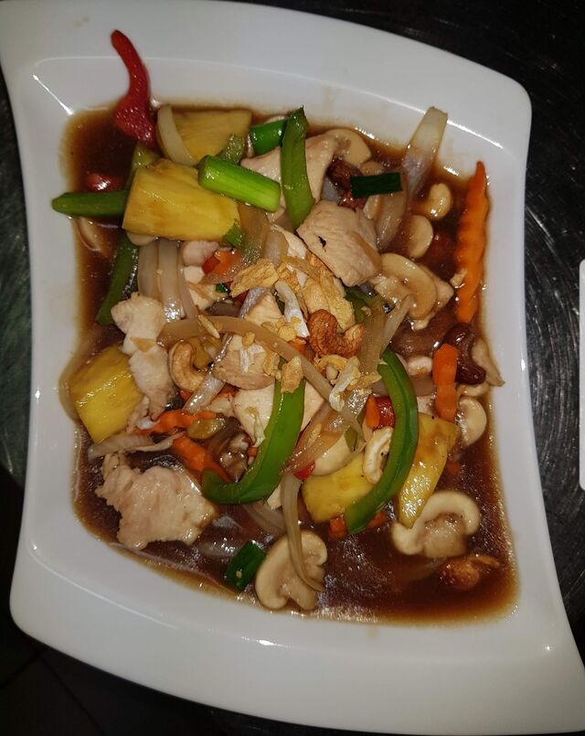 Nr. 21 Wok van kip / varkensvlees met cashewnoten, verse ananas en verse groenten 