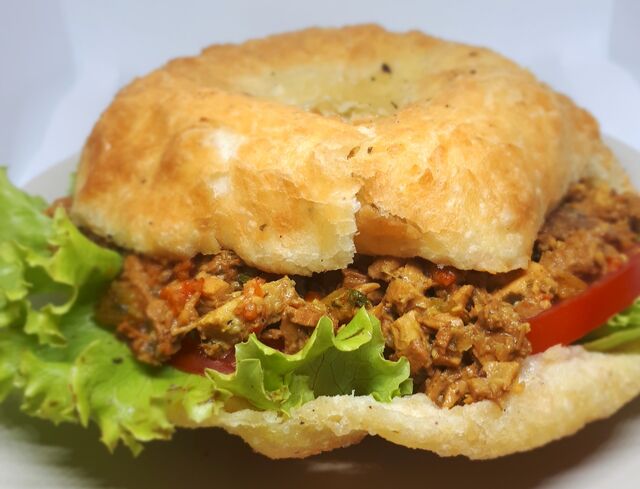 Bokit poulet boucané ( 8€00 )