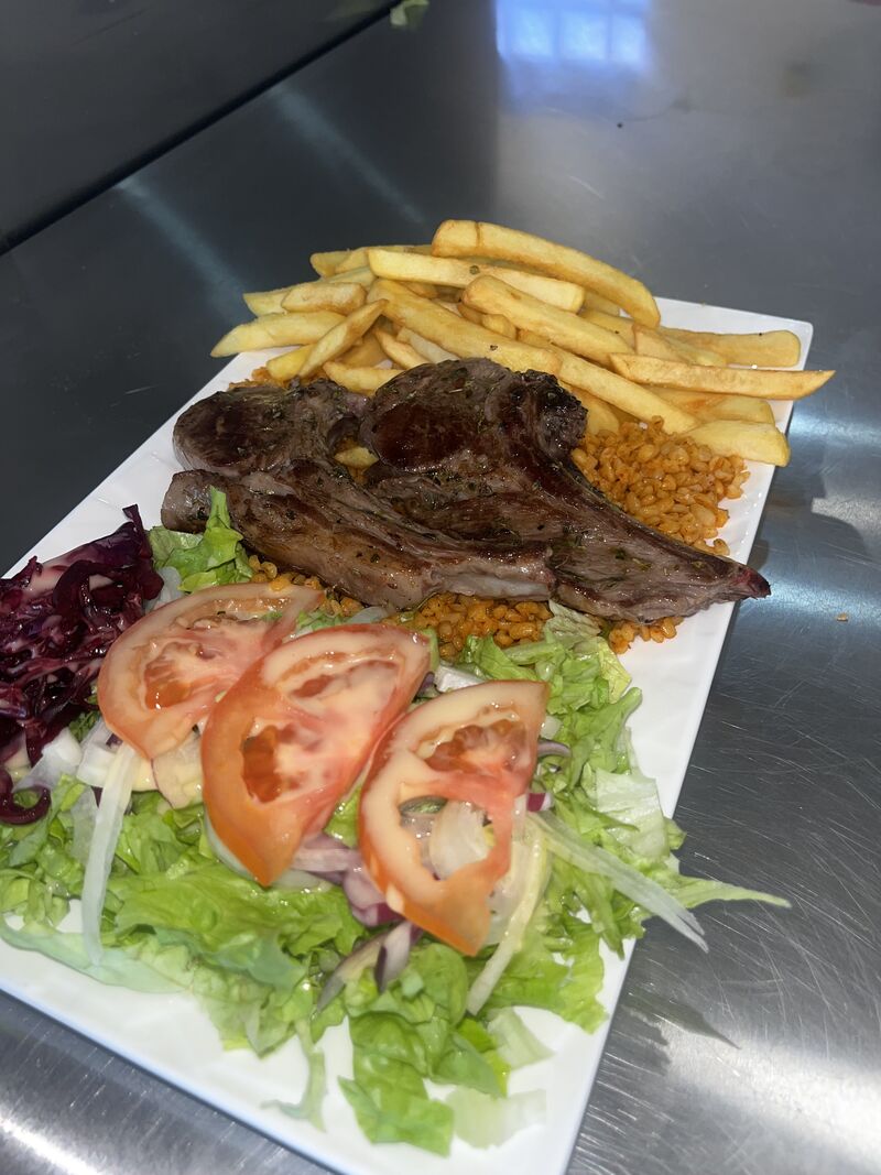 Assiette côtelette d’agneau fraîche 