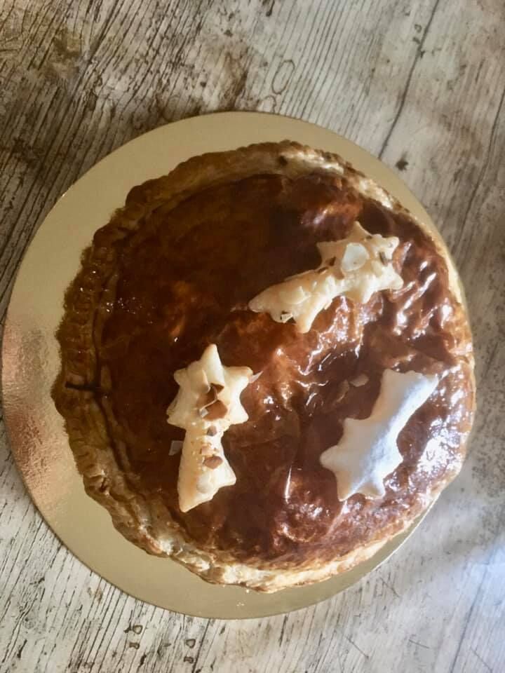 EPIPHANIE : galette à la frangipane avec ajout d'amandes effilées et amandes émondées et grillées à sec