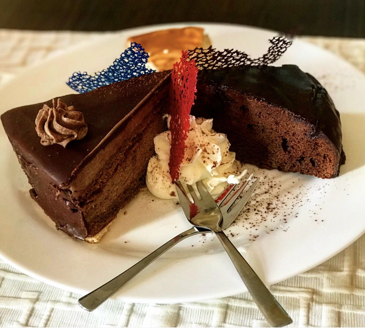 Selbstgebackene Schoko-Buttercremetorte im Restaurant Grünheide Heydewirt am Peetzsee