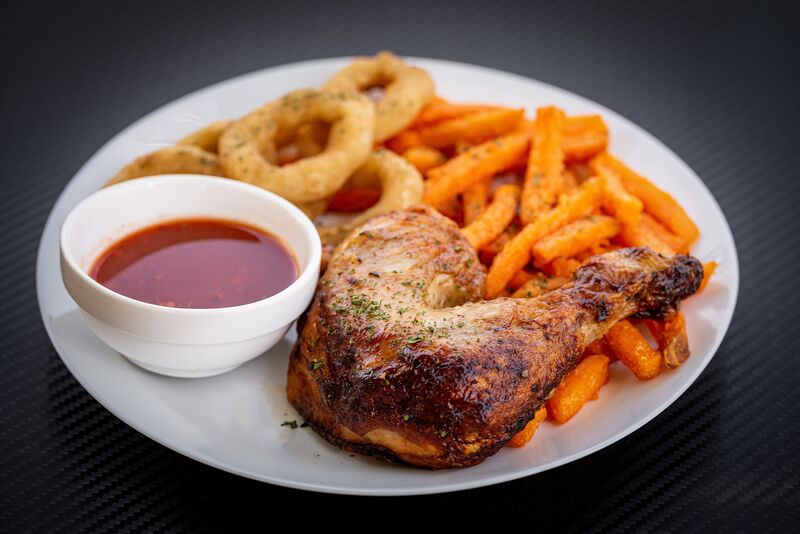 Csodás fűszerezésű grill csirkecomb édesburgonya hasábokkal, rántott hagymakarikával és chilivel